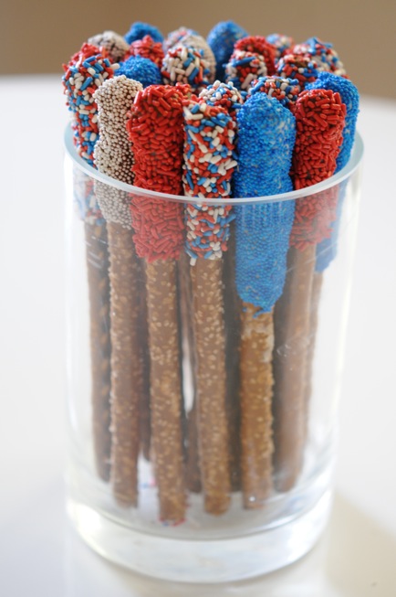 red white and blue dipped pretzels