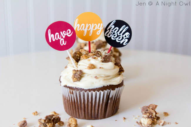 Halloween Candy Cupcakes and FREE cupcake topper printables! | #cupcakes #recipes #halloween