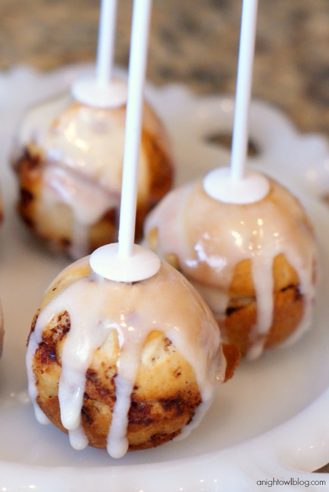 Easy Cinnamon Roll Cake Pops - great for a brunch or a fun family breakfast!