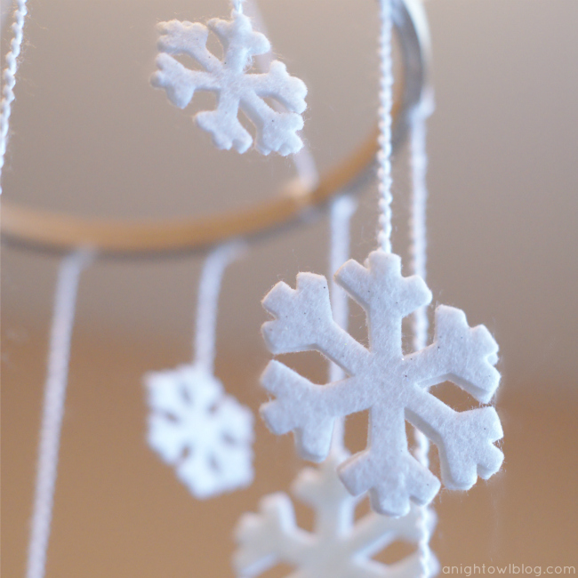 DIY Snowflake Mobile by @anightowlblog