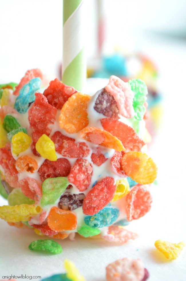 Looking for a fun treat this holiday season? Try these quick and easy Fruity Pebbles Marshmallow Pops!