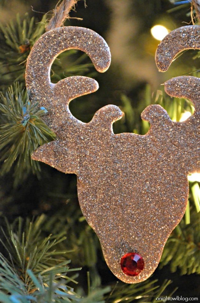 Rudolph has never looked so good! Make these Glitter Reindeer Ornaments today, click through for the easy how-to!