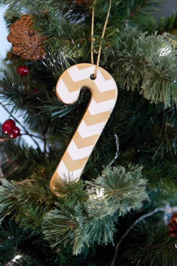 How fab are these ornaments? Just a stencil and gold spray paint and the result is one gorgeous ornament!