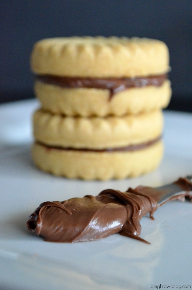 Make these Easy Shortbread Sandwich Cookies in minutes with NEW Hershey's™ Spreads! #SpreadPossibilities #hersheysheroes