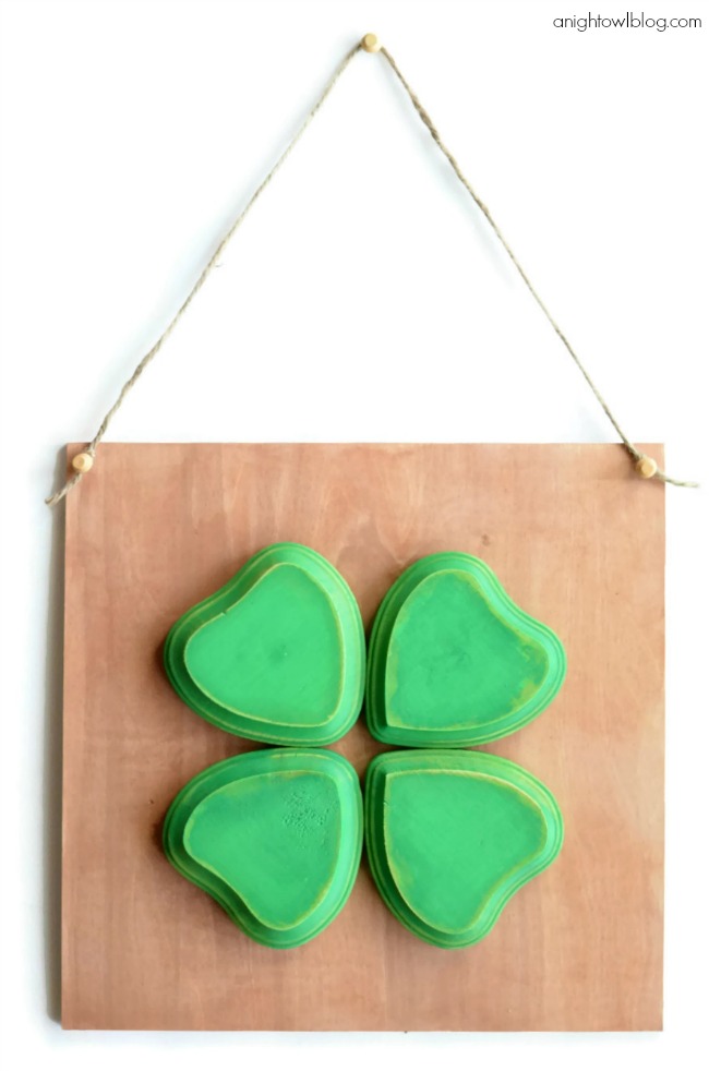 Perfect decor for St. Patrick's Day! Make this Four Leaf Clover Sign in just a few easy steps!