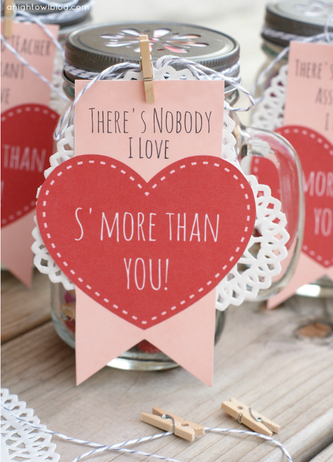 Adorable S'mores Valentines Day gifts! Mason jars filled with s'mores snack mix. Free printables! #masonjars #smores #valentines #valentinesday