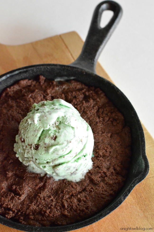 Grasshopper Pie Pizookie - a tasty oreo skillet cookie topped with mint chocolate chip ice cream!