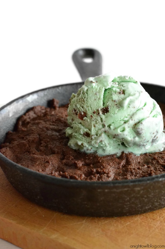 Grasshopper Pie Pizookie - a tasty oreo skillet cookie topped with mint chocolate chip ice cream!