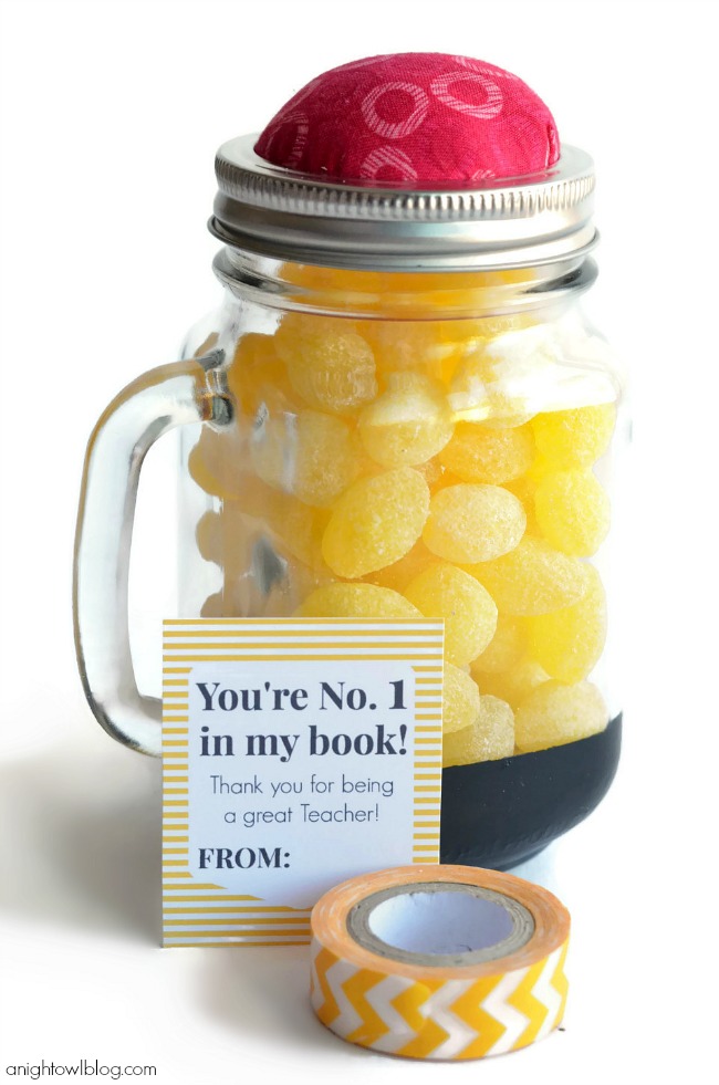 Such a cute teacher appreciation gift! A "pencil" mason jar!