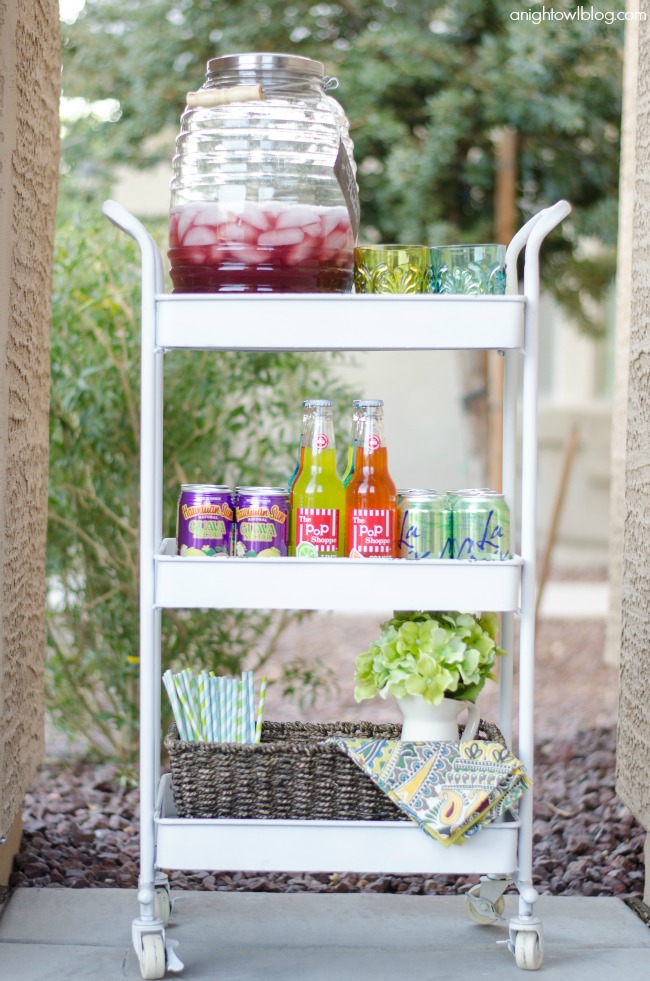 Great tips on setting and styling your outdoor bar cart!