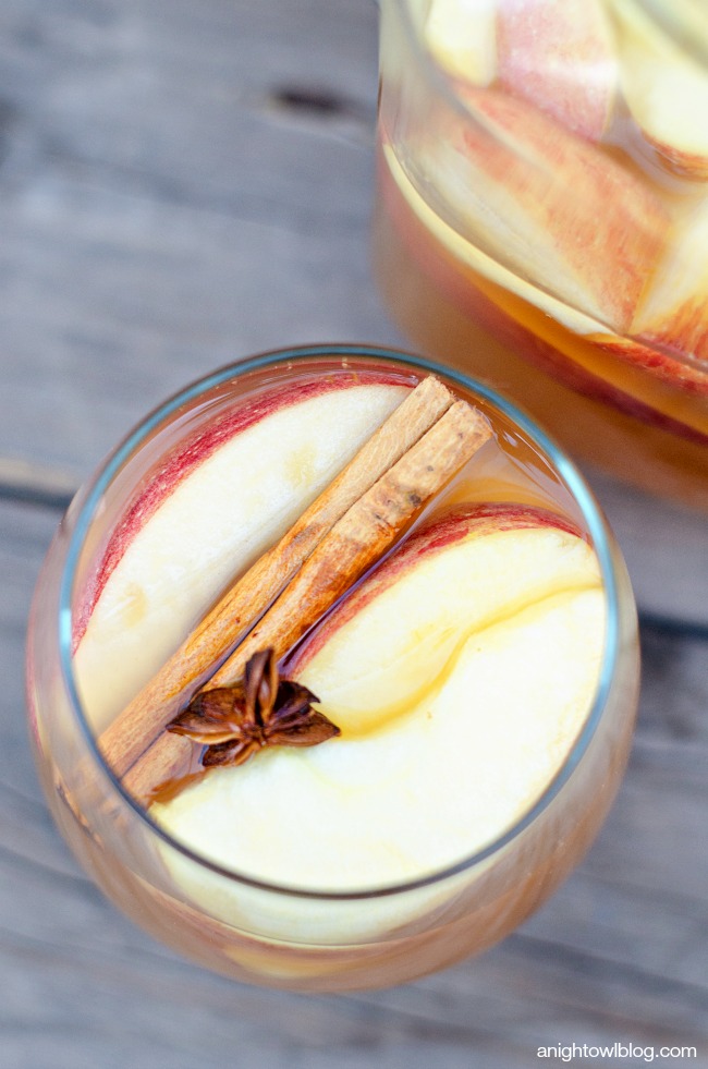Mulled Apple Cider Sangria - all the warm flavors of Fall in one delicious and festive drink!