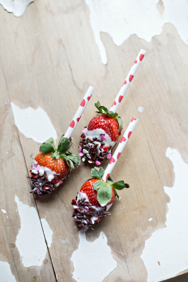 These Chocolate Covered Strawberry Pops are easy to make and such a fun treat idea for Valentine's Day!