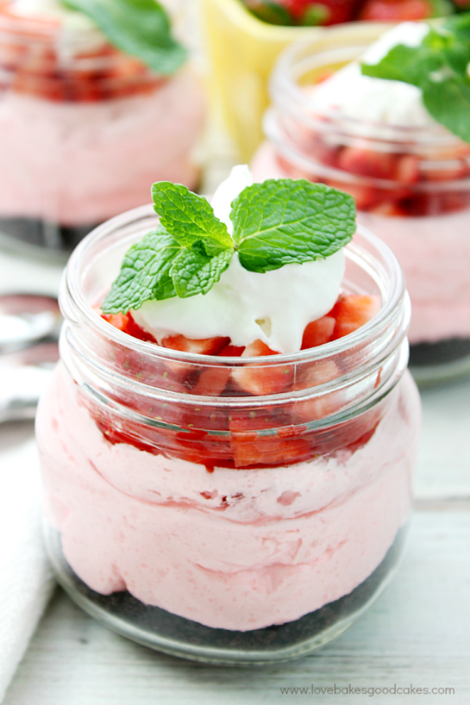This No Bake Strawberry Cheesecake Jars recipe is perfect for Spring! Easy to make! 