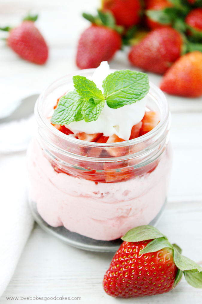 This No Bake Strawberry Cheesecake Jars recipe is perfect for Spring! Easy to make! 