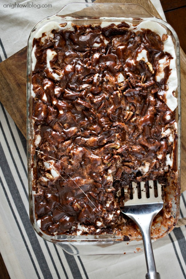 Rocky Road Cake - a delicious combination of chocolate, marshmallows and nuts in one delicious and easy to make dessert! 