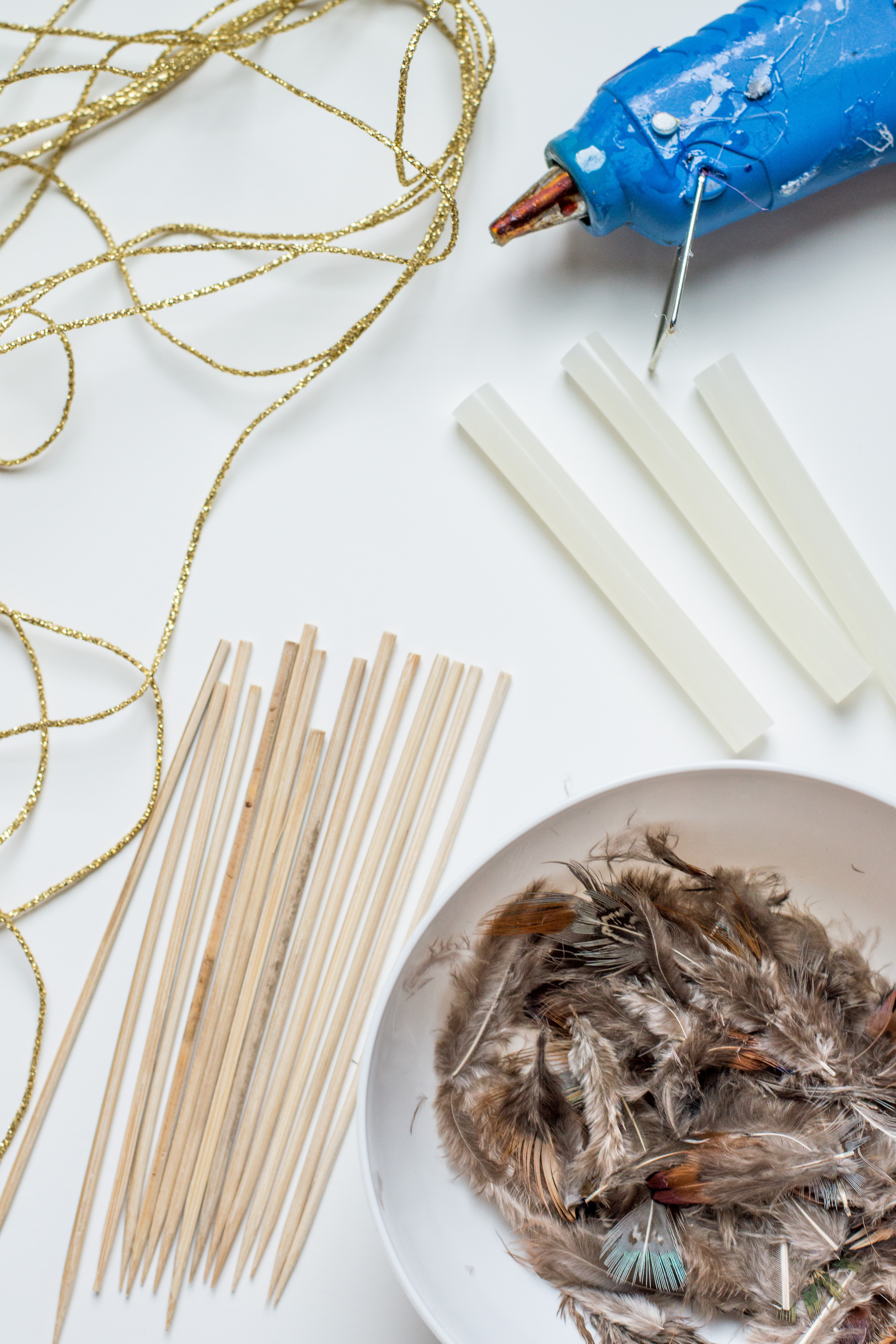 Add a little flair to your holiday cocktails this season with these fabulous DIY Feather Drink Stirrers!