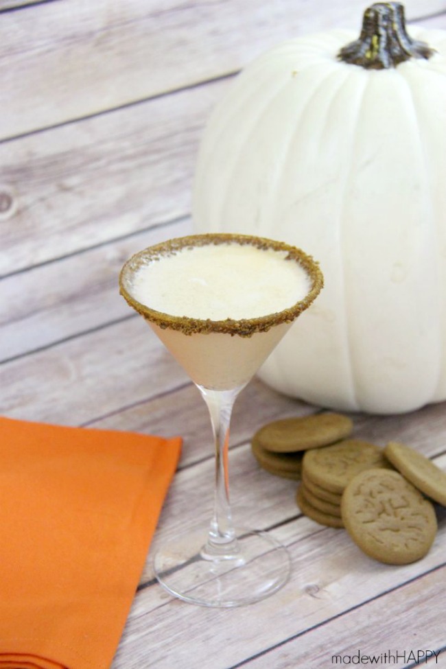 Pumpkin Pie Martini - a fun and festive cocktail with you that will be a hit throughout the season!